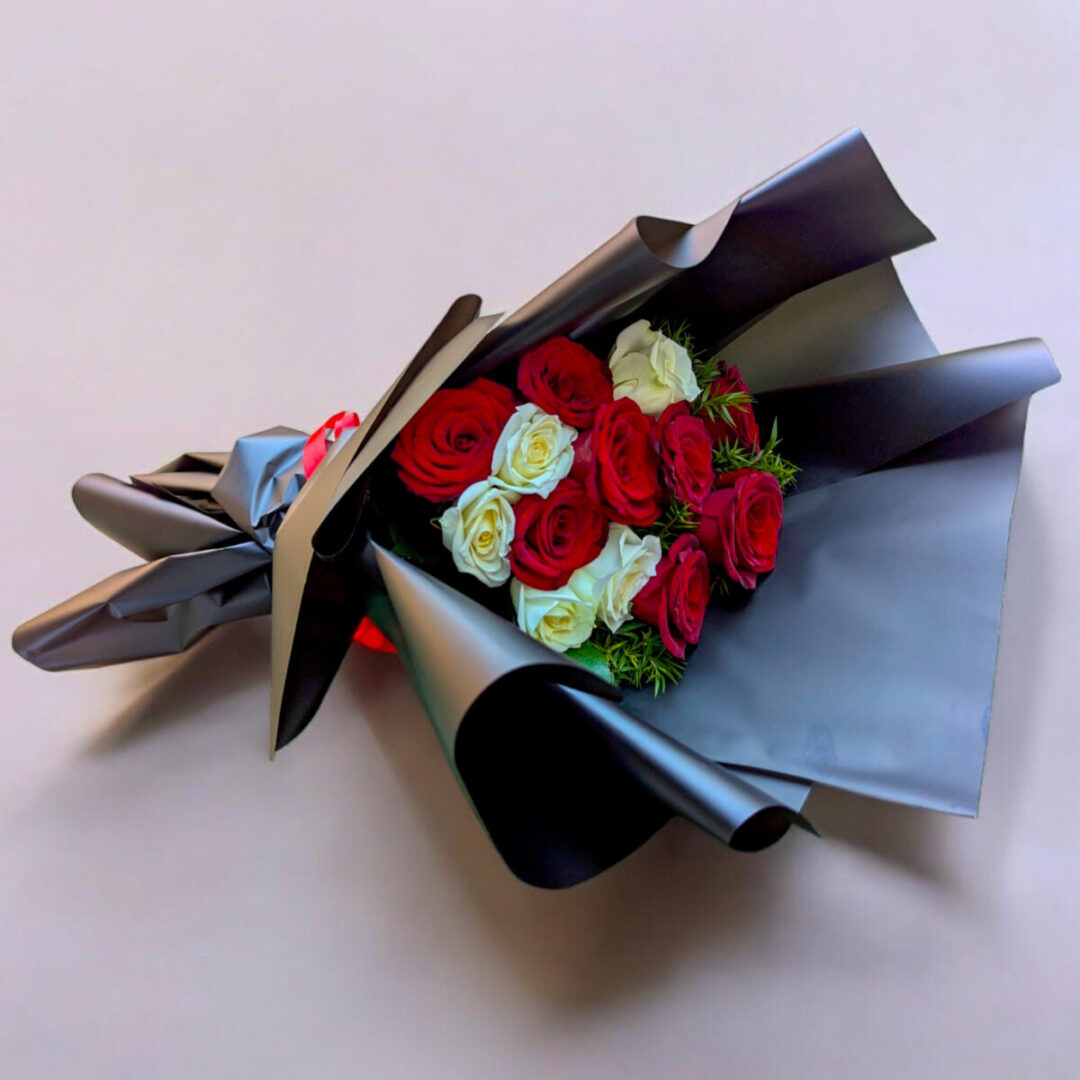 باقة ورد أحمر وأبيض أنيقة