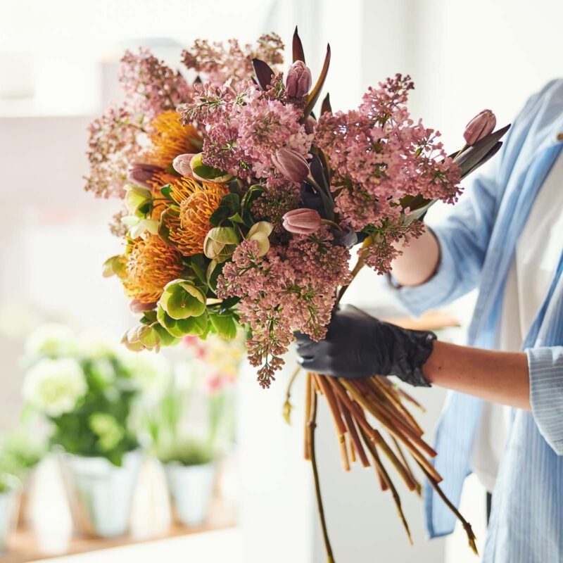 woman making an exquisite spring floral arrangemen D59ME96.jpg